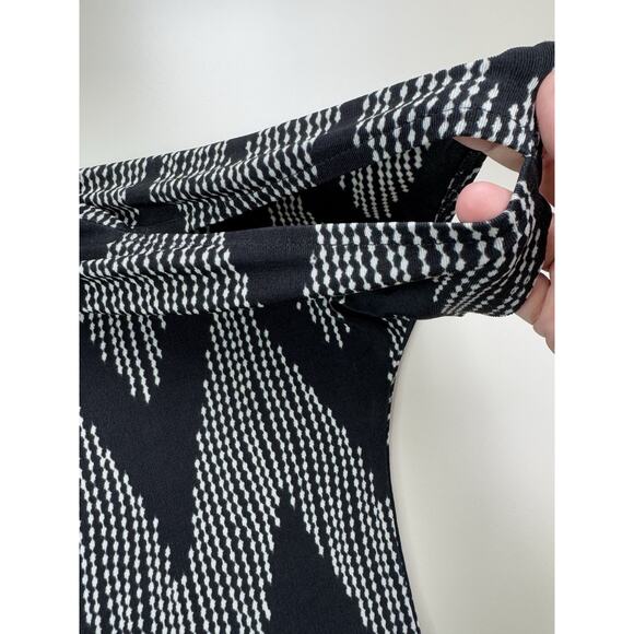 Chicos Travelers Top Size 1 Medium Black Gray Chevron Travel Career Resort CEO - Picture 10 of 12